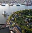 Desde colonização holandesa até se tornar área de recreação urbana, Governors Island, em Nova York (EUA), desempenhou diferentes funções/ hoje, ilha é pioneira da sustentabilidade  Foto: Getty Images / BBC News Brasil
