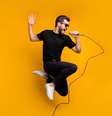 Veja qual clássico do karaokê tem a vibe do seu signo -  Foto: Shutterstock / João Bidu