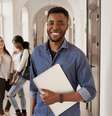 positivity-african-student-wearing-shirt-holding-notes.jpg  Foto: banco de imagens 
