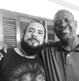 O cantor Péricles ao lado do iluminador Eduardo Oliveira Santos  Foto: Reprodução/Redes Sociais 