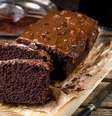 O bolo de chocolate com calda é a receita ideal para o café da tarde  Foto: Guia da Cozinha