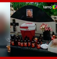 Filho de ex-prefeito faz homenagem com cerveja em cima do túmulo do pai  Foto: Reprodução