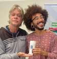 Fábio e colega de universidade segurando o brinde que ganharam da faculdade.   Foto: Reprodução / Instagram