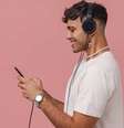 Faça uma playlist para atrair boas energias -  Foto: Shutterstock / João Bidu