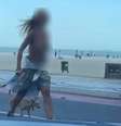 Mulher de topless foi vista passeando com cachorros em Balneário Camboriú  Foto: Reprodução