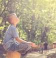 Imagem meramente ilustrativa de um menino tomando sol  Foto: Vitolda Klein/ Unsplash