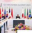 Lula, ao lado direito da mesa, diante de Zelensky; presidentes acabaram não se reunindo em cúpula do G7  Foto: Ricardo Stuckert/PR / BBC News Brasil
