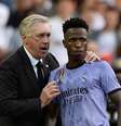 Vini Jr. em conversa com o técnico Carlo Ancelotti durante partida  Foto: REUTERS/Pablo Morano