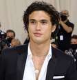  Foto: Instagram/Charles Melton / Pipoca Moderna