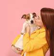 O carinho é uma forma de comunicação não verbal entre o pet e o tutor  Foto: New Africa | ShutterStock / Portal EdiCase