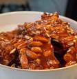 Pé de moleque é uma das comidas mais tradicionais da Festa Junina  Foto: Moonstone Images / iStock