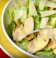 Salada casear, original, com frango, molho e os croutons.  Foto: Bake and Cake Gourmet