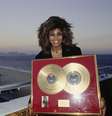 Aqui no Brasil, Tina também posou com seu disco de ouro  Foto: Dave Hogan/Getty Images