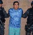 This handout picture released by the El Salvador Presidency Press Office shows Pedro Hernandez (C), President of Alianza FC, after being captured and accused of the tragedy at the Cuscatlan Stadium that left 12 people dead, in San Salvador on May 25, 2023. El Salvador was in shock on May 21, 2023, after 12 people died and hundreds were injured in a stampede at a soccer stadium, as the country's president vowed an investigation. (Photo by Handout / EL SALVADOR'S PRESIDENCY PRESS OFFICE / AFP) / R  Foto: Divulgação/El Salvador's Presidençy Press Office / Estadão