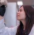 A cientista Denise Catacutan trabalhando no antibiótico experimental descoberto com a ajuda de inteligência artificial  Foto: McMaster University / BBC News Brasil
