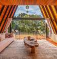 O charme da construção de madeira, combinada com elementos rústicos e modernos, fazem da cabana isolada o refúgio perfeito para casais  Foto: Airbnb/Reprodução / Viagem e Turismo