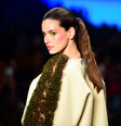 Camila Queiroz em desfile Martins   Foto: Andy Santana / Brazil News / Elas no Tapete Vermelho