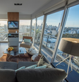 No agito de Palermo Soho, essa penthouse triplex com jacuzzi é ótima pedida para lua de mel e fica a poucos passos de ótimos restaurantes  Foto: Airbnb/Reprodução / Viagem e Turismo