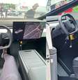 Cybertruck: imagens do interior do carro teriam vazado no Twitter  Foto: Twitter @ya78756632 e @Tesla__Mania / Reprodução