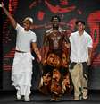Hisan Silva e Pedro Batalha, criadores de moda da periferia de Salvador. Ao centro, modelo com peça que mais chamou a atenção no SPFW  Foto: Ze Takahashi @agfotosite