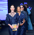 Vivi Orth em desfile Thear   Foto: Andy Santana / Brazil News / Elas no Tapete Vermelho