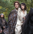 Jamie e Claire em cena da 1ª temporada de Outlander.  Foto: Adoro Cinema