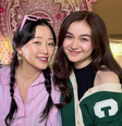 Kitty ao lado de Yuri, sua colega de escola por quem se apaixona  Foto: Reprodução/Instagram/@xokittynetflix