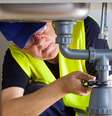 Encanador é um tipo de profissão que exige trabalho manual, impossível de ser feito por uma máquina.  Foto: Oficina da Net