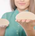 Explante ou troca da prótese de silicone? Saiba quando cada um é indicado -  Foto: Shutterstock / Saúde em Dia