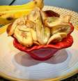 Chips de banana, crocantes e saudáveis, como petisco ou acompanhamento.  Foto: Bake and Cake Gourmet