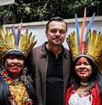 Leonardo DiCaprio ao lado da deputada federal Célia Xakriabá e da Ministra dos Povos Originários, Sônia Guajajara  Foto: Reprodução/Instagram/@leonardodicaprio/@leo.otero