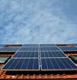 Painel solar instalado em telhado residencial   Foto: Pixabay