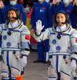 Da esquerda para a direita: o civil Gui Haichao e os militares Zhu Yangzhu e Jing Haipeng antes do lançamento da missão Shenzhou-16  Foto: DW / Deutsche Welle