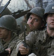 O Resgate do Soldado Ryan: Vin Diesel é o soldado de perfil, enquanto Tom Hanks aparece à direita.  Foto: Adoro Cinema
