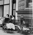 Mulheres em frente à primeira clínica de controle da natalidade dos EUA, em Nova York, em 1916  Foto: Library of Congress / BBC News Brasil
