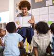 Entre os parâmetros para alunos de 7 anos, que estão no 2º ano do ensino fundamental, estão escrever bilhetes e convites e ler textos simples, tirinhas e histórias em quadrinhos.   Foto:  iStock