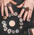 As runas têm sido usadas há séculos para trazer orientação e sabedoria. Confira as previsões amorosas das runas para os signos em junho! -  Foto: Shutterstock / João Bidu