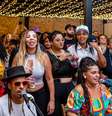 Imagem mostra pessoas negras curtindo um show de samba no Galpão ZN.  Foto: Divulgação / Alma Preta
