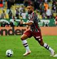 Samuel Xavier corre com a bola e recebe a marcação de Arrascaeta  – Mailson Santana/ Fluminense  Foto: Jogada10