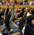 Em evento da ONU, 11 organizações dos movimentos negros brasileiros cobrou uma agenda de reparações raciais a partir da perspectiva do Brasil - Imagem mostra mulheres negras levantando a mão em evento da ONU  Foto: ONU Woman / Alma Preta