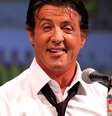 Sylvester Stallone: Antes de eternizar seu nome vivendo os personagens Rocky Balboa e John Rambo, Stallone estrelou o filme erótico chamado “The Party at Kitty and Stud’s”, de 1970.  Foto: Wikimedia Commons Gage Skidmore / Flipar
