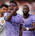 Atacante Vinicius Júnior, do Real Madrid, protesta contra agressões racistas que sofreu na partida contra o Valencia no Estádio Mestalla em maio passado – Aitor Alcalde/Getty Images  Foto: Jogada10