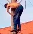 Homem acabou caindo após levar choque em cima de poste  Foto: Reprodução