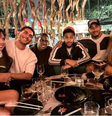Shakira é flagrada ao lado do piloto da Fórmula 1, Lewis Hamilton, em jantar de celebração pela conquista do segundo lugar do GP da Espanha.   Foto: Reprodução / Instagram 