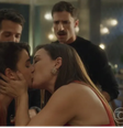 Clara e Helena se beijam para se livrarem de assédio em um restaurante  Foto: Reprodução Tv Globo