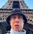 MC Daniel toma enquadro de guardas parisienses ao pilotar em alto velocidade.   Foto: SpinOff