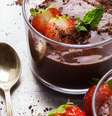Mousse de chocolate com morango  Foto: Guia da Cozinha