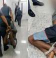 Homem negro suspeito de furtar supermercado foi amarrado e arrastado por PMs  Foto: Reprodução/TV Globo