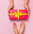 Se você está em um relacionamento com alguém de Gêmeos ou de Sagitário, confira 4 presentes que vão surpreendê-lo nesse Dia dos Namorados -  Foto: Shutterstock / João Bidu