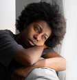 Imagem mostra um adolescente negro debruçado em um sofá, olhando para o lado de fora da janela com expressão triste.  Foto: Imagem: Freepik / Alma Preta